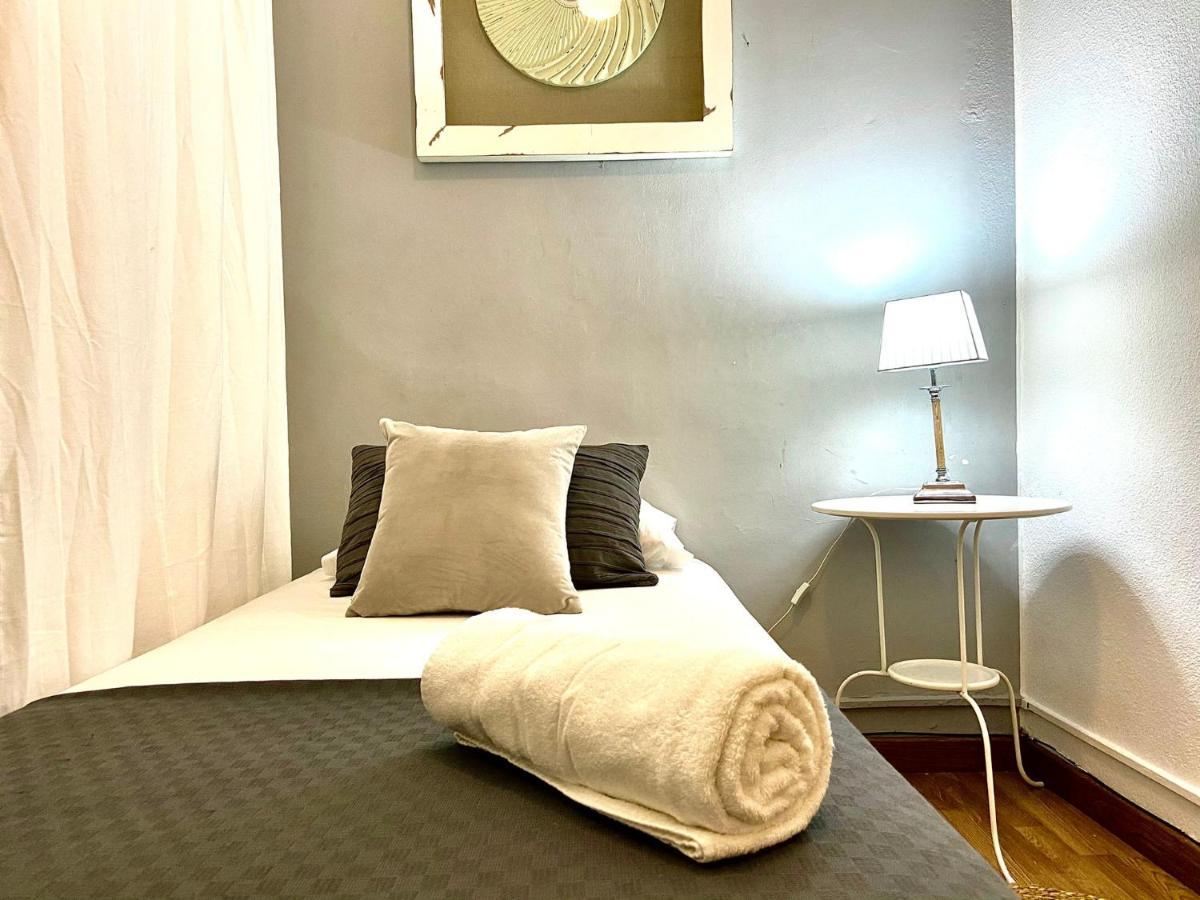Alani Montjuic Hostel Barcelona Bagian luar foto