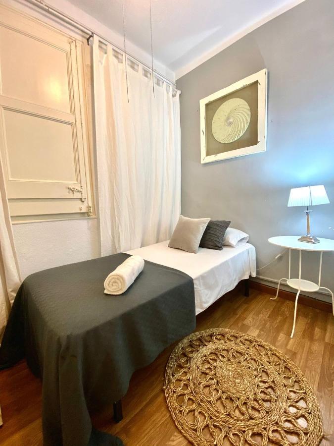 Alani Montjuic Hostel Barcelona Bagian luar foto