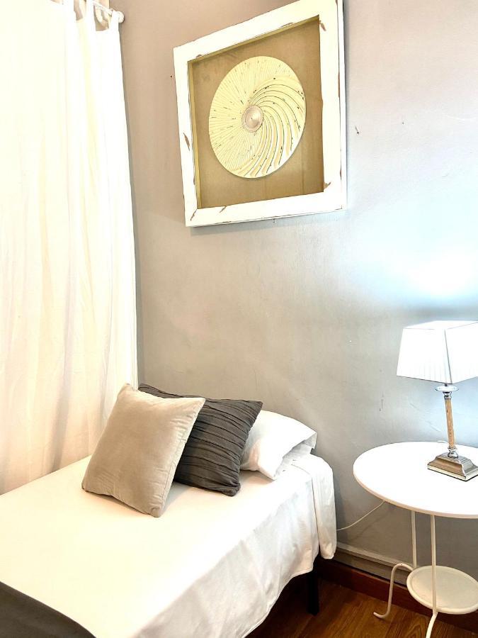 Alani Montjuic Hostel Barcelona Bagian luar foto